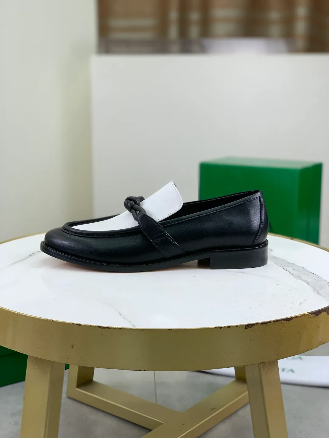 Men's shoes 💰P820 [New model] (genuine leather outsole) water-dyed cow lining 💰High-quality business couple leather shoes 💎💎💎 BOTTEGA VENETA official website synchronizes the latest top version of BV in the market, accept material comparison, shoe type comparison, process comparison, practical and textured, versatile and suitable for any occasion, the more you look at it, the more flavorful it becomes. Purely hand-knitted craftsmanship - Upper material, calfskin imported from Italy 🇮🇹 - High-quality water-dyed cowhide lining - Original private model customized leather outsole -Size: Female 35-39 (40 ordered) Male 39-44 (38 45 can be customized) Color: Multiple colors available